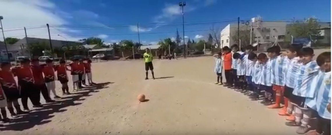 ¡Acá estoy, papá!: el escalofriante momento en que un hombre empieza a los tiros en medio de un partido de fútbol infantil