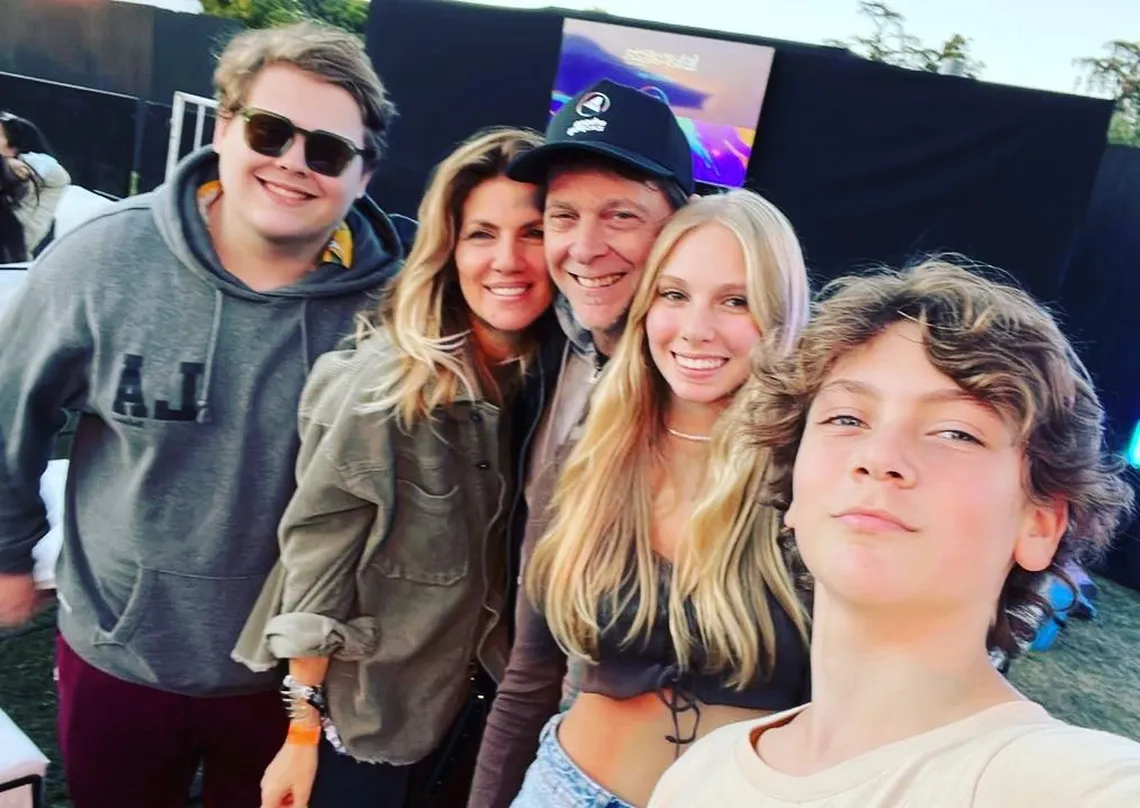 Matías con sus 3 hijos y con su ex mujer, Natalia Graciano. 