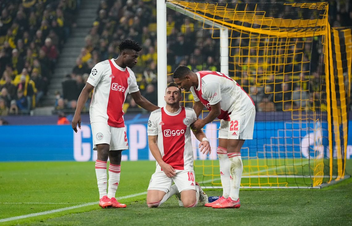 El yeso en el pene de un jugador del Ajax es furor