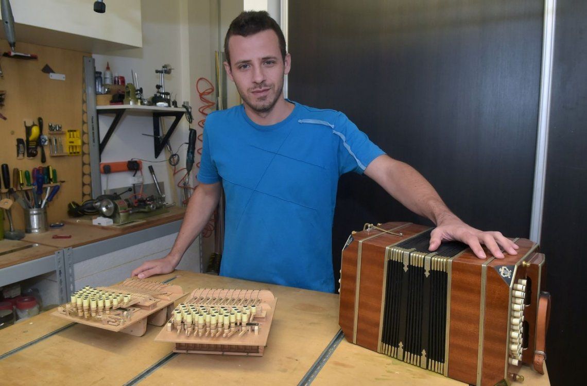 Baltazar, el luthier que le da vida al alma del bandoneón