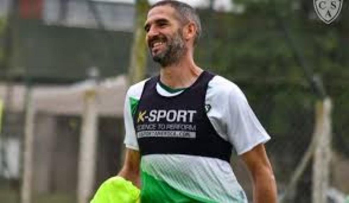 Lisandro López debuta con la camiseta de Sarmiento.