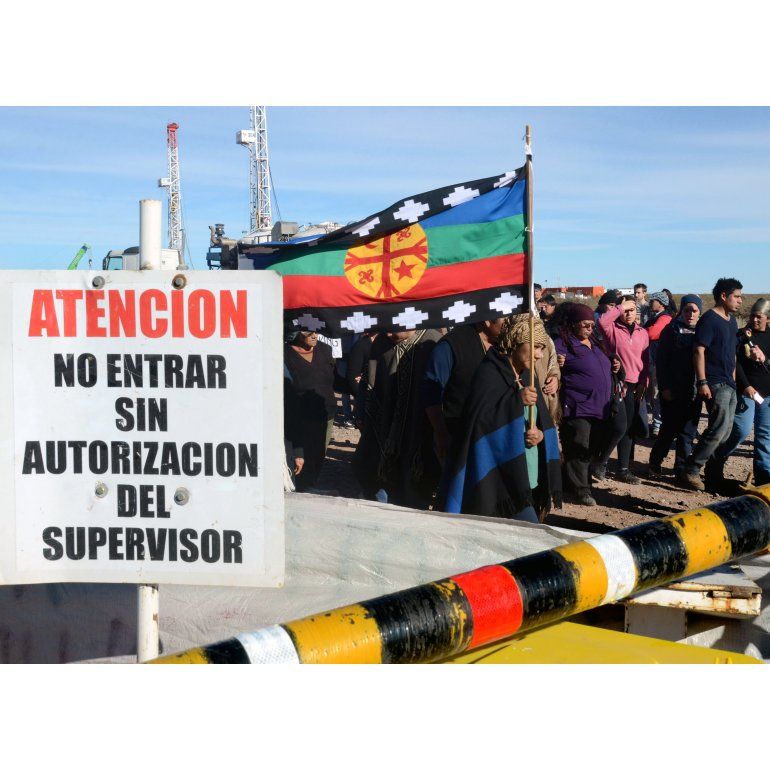 Mapuches bloquean planta de YPF en pleno conflicto por Chevrón