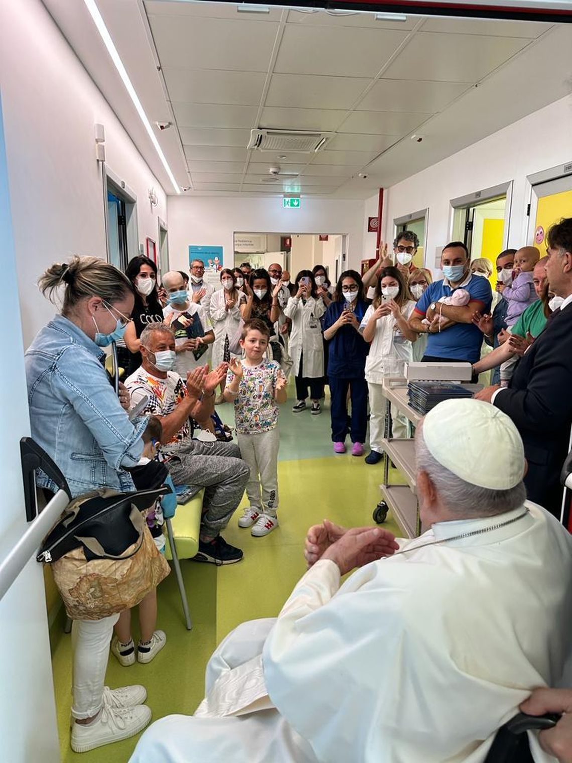 El Papa Francisco visitó en el hospital a niños internados.