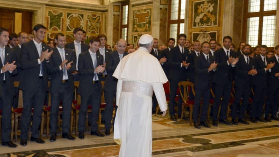 Los jugadores de las selecciones de Argentina e Italia, junto al Papa en el Vaticano en 2013. Los jugadores de las selecciones de Argentina e Italia, junto al Papa en el Vaticano en 2013.