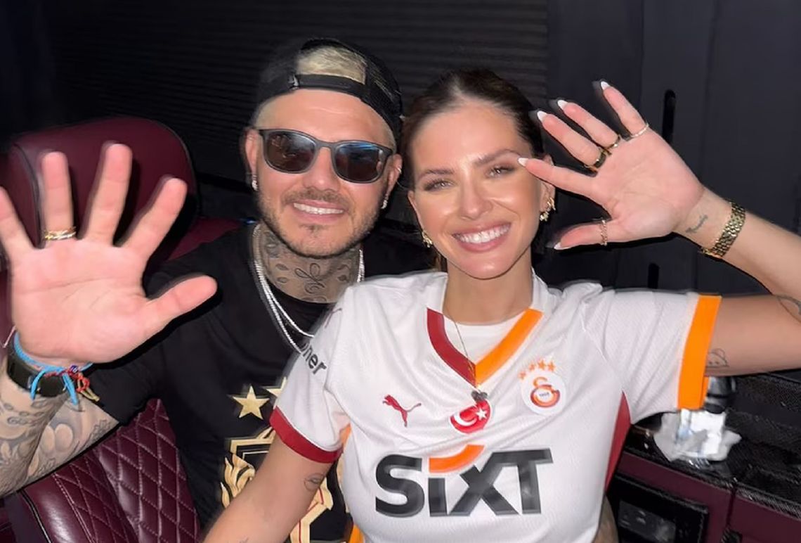 Mauro, con una remera negra, y la China, con la camiseta del Galatasaray de Turquía. 