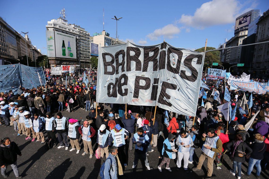Barrios de Pie reclamó en Plaza de Mayo y frente a Anses un bono de fin de año