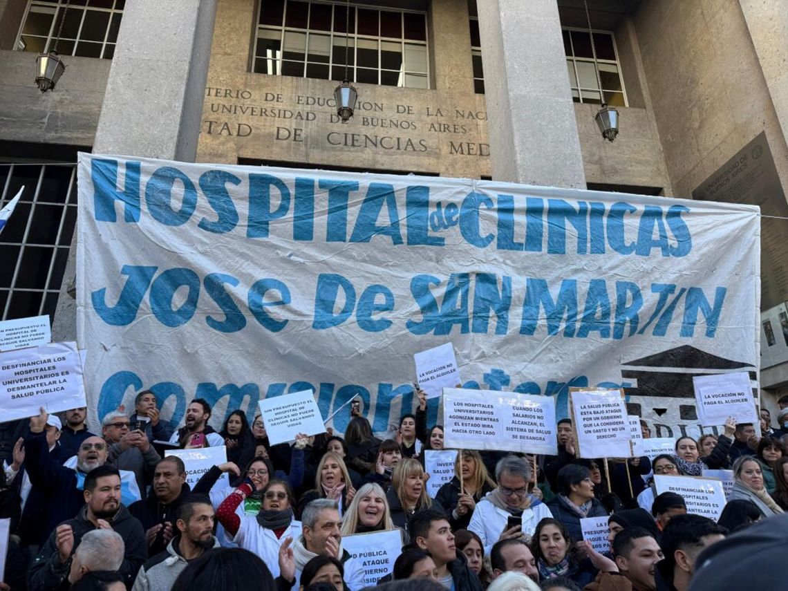 Se realizó un abrazo simbólico al Hospital de Clínicas para denunciar la falta de presupuesto (Foto archivo -24-09-2024) Se realizó un abrazo simbólico al Hospital de Clínicas para denunciar la falta de presupuesto (Foto archivo -24-09-2024)