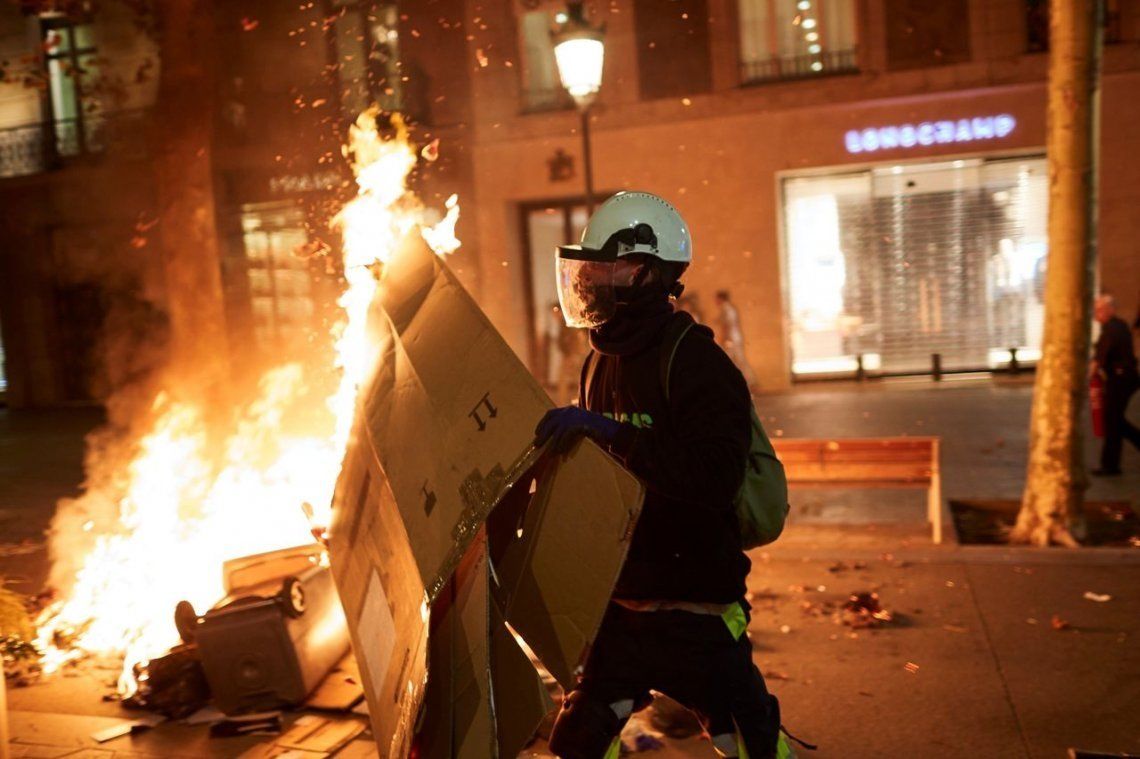 España - Quinta noche de violentas protestas en Barcelona 