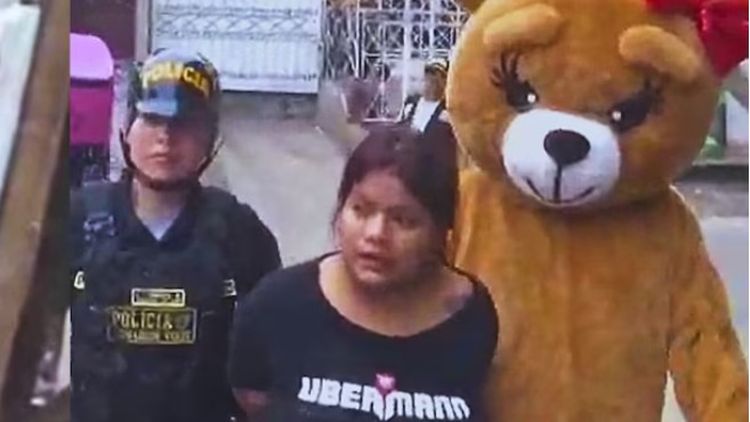 Policías disfrazados de aliens atrapan a ladrones en carnaval de San Pablo