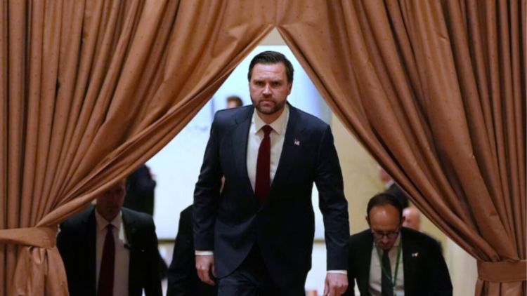 El vicepresidente estadounidense, JD Vance, al llegar a la conferencia de prensa en Islamabad.