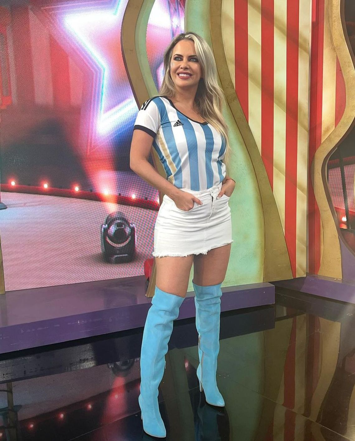 El look patriota de Ale Maglietti para ver Argentina - Australia