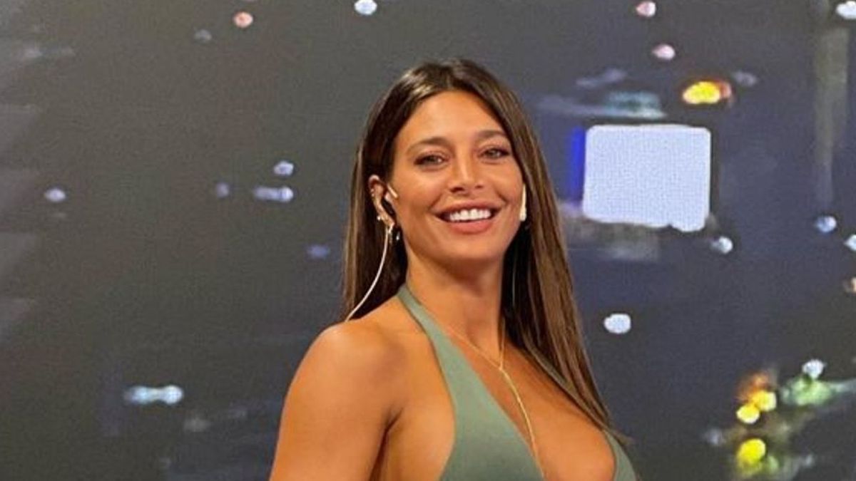 Sol Perez ha mostrato la sua schiena perfetta indossando Colaless mentre era in vacanza in Italia