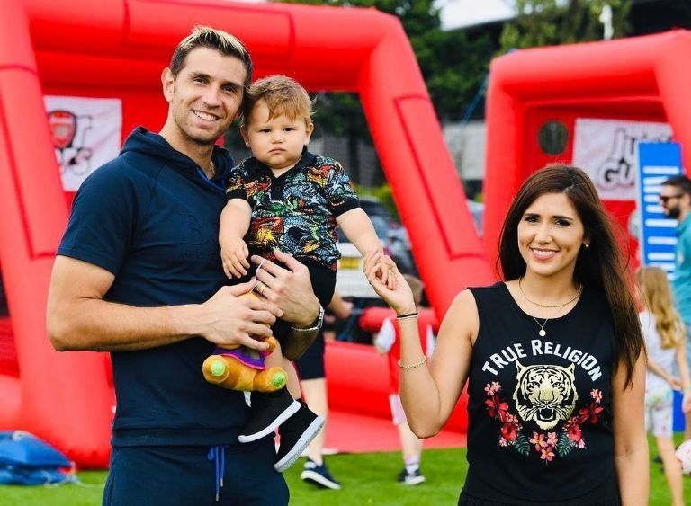 Emiliano Martínez con su esposa Amanda y su hijo Santiago. Acaban de ser papás de Ava.