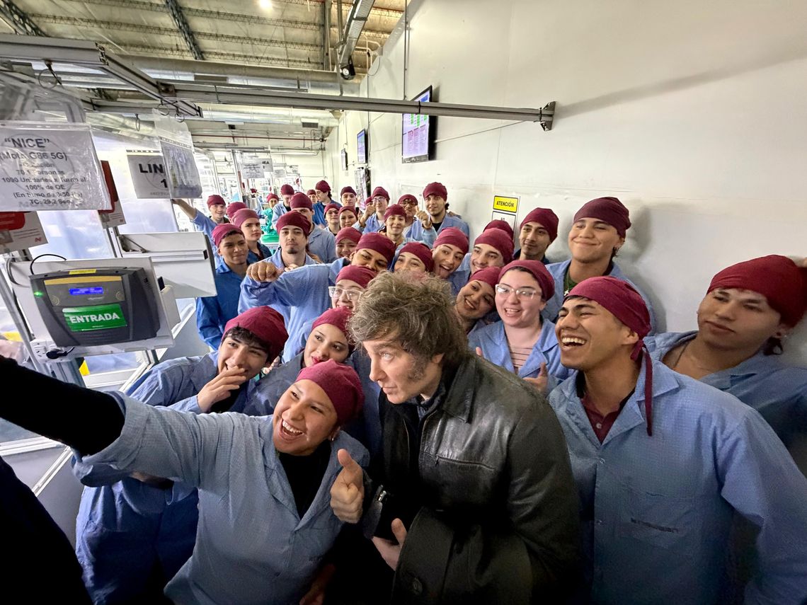 Milei visitó en Ushuaia una fábrica donde ensamblan electrodomésticos. Milei visitó en Ushuaia una fábrica donde ensamblan electrodomésticos.