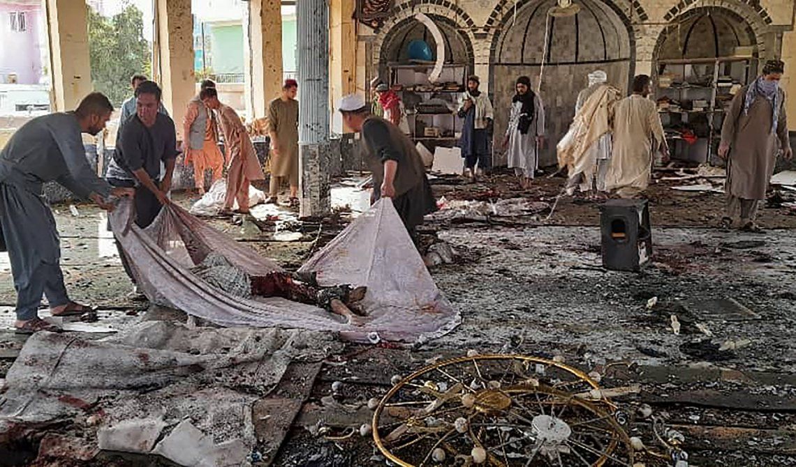 Afganistán: al menos 50 muertos y 140 heridos por un ataque explosivo en una mezquita
