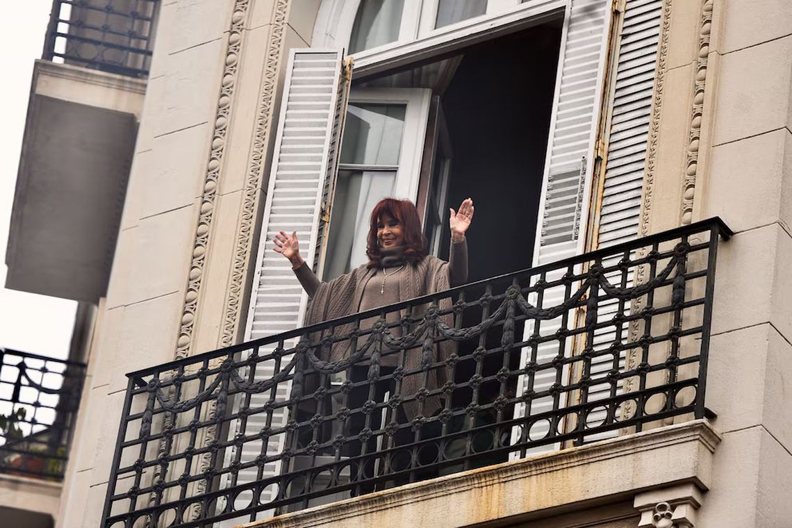 Cristina saludó desde el balcón. 
