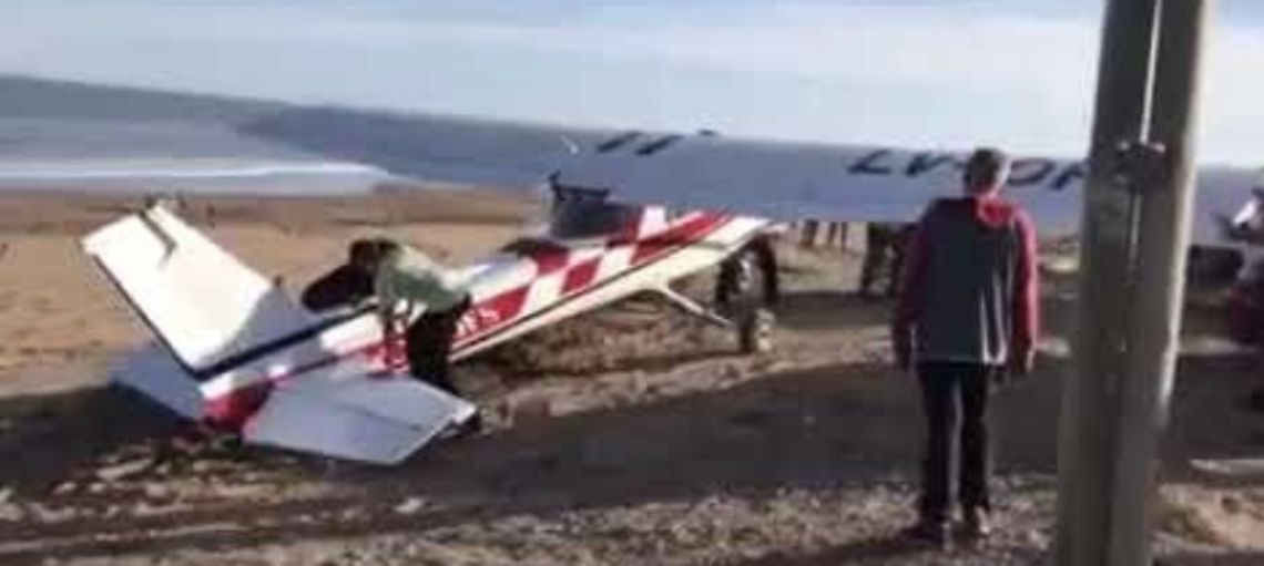 La avioneta que aterrizó de emergencia en una playa de Necochea. 