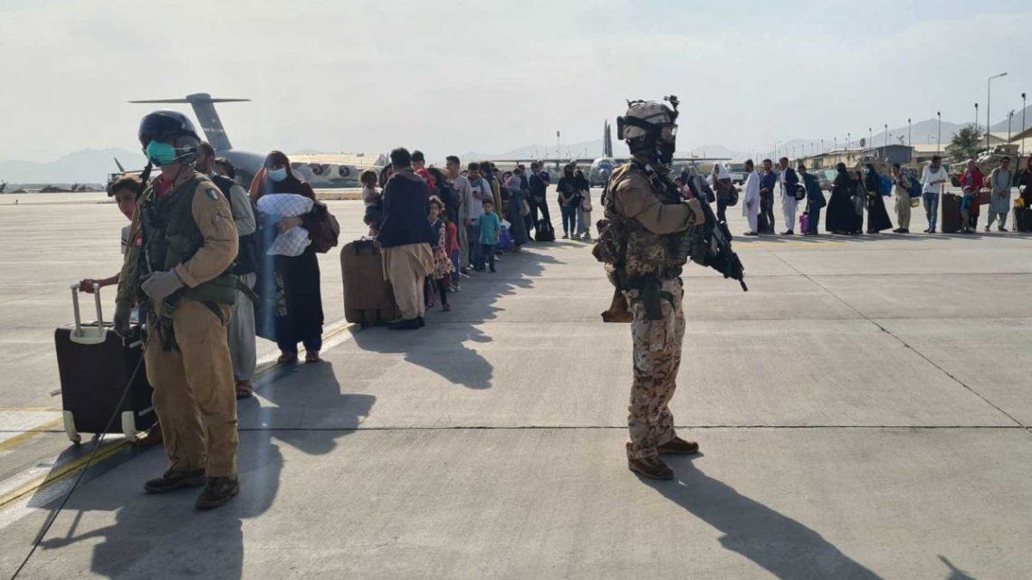 Miles de personas se agolpan a la entrada del Aeropuerto Internacional Hamid Karzai de Kabul con el objetivo de subirse a uno de los aviones.