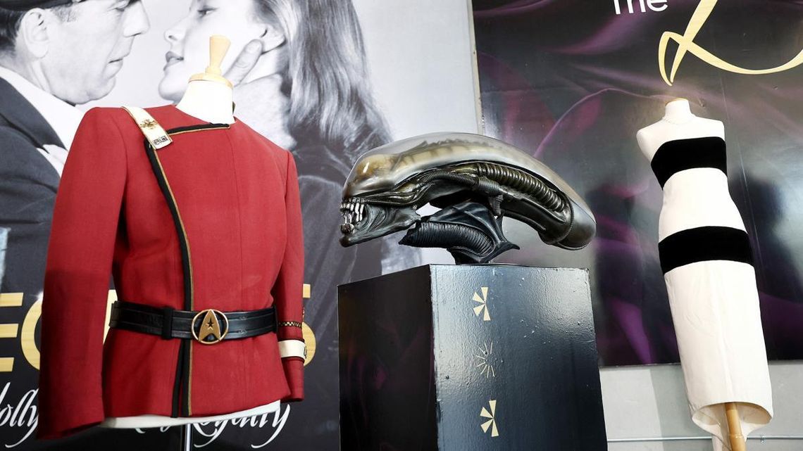 La chaqueta granate de oficial de la Flota Estelar que usó William Shatner como James T. Kirk en  La chaqueta granate de oficial de la Flota Estelar que usó William Shatner como James T. Kirk en