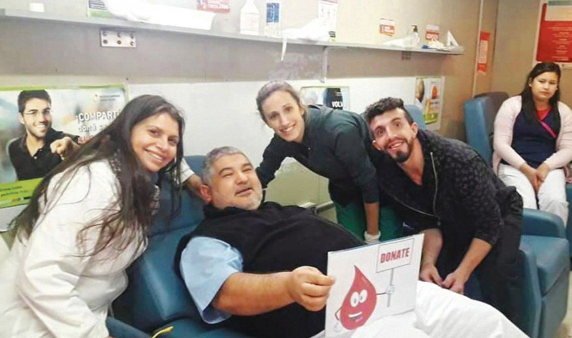 dEl doctor Estigarribia en una de las jornadas de donación de sangre junto a colaboradores del nosocomio.