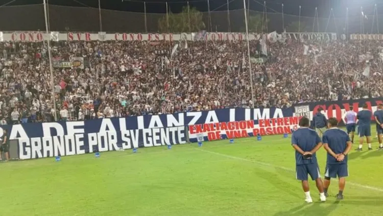 Caos y desesperación en el Estadio Alejandro Villanueva durante el banderazo de Alianza Lima: una avalancha de hinchas dejó al menos un muerto y decenas de heridos en la previa del