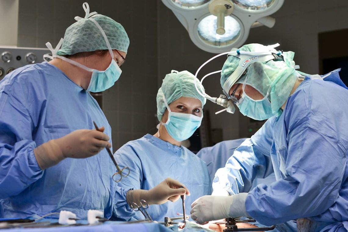 Falta de insumos críticos para la salud ponen en peligro operaciones y transplantes