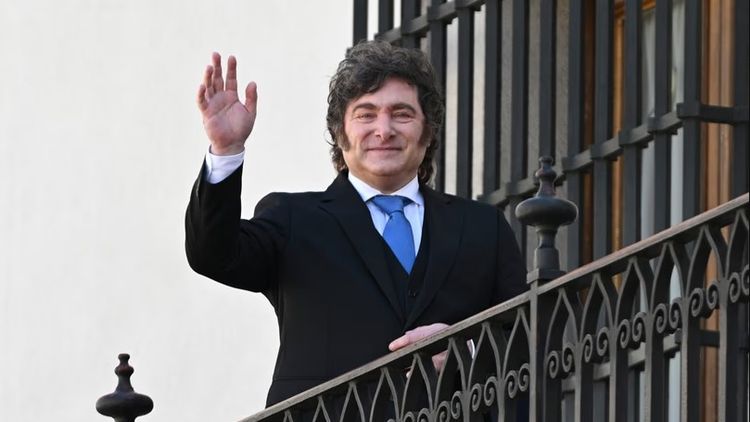 Javier Milei llegó a Washington para una gira con reuniones empresariales y actividades políticas.