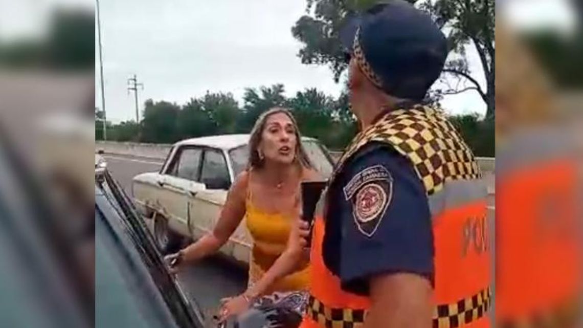Córdoba: una mujer protagonizó un violento cruce con dos agentes de tránsito.