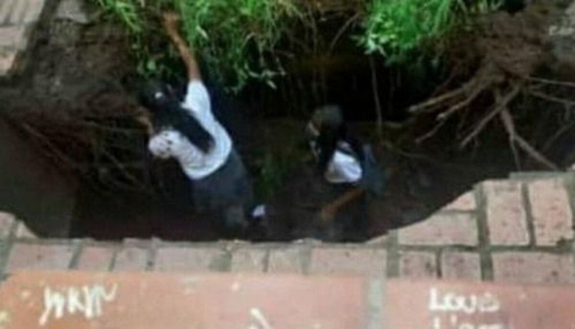 Tres alumnas de un colegio en Salta cayeron repentinamente  a un pozo. 
