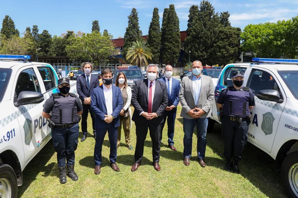 Lomas de Zamora - El presidente Alberto Fernández entregó patrulleros y equipamiento de seguridad a la policía bonaerense junto con el gobernador Kicillof
