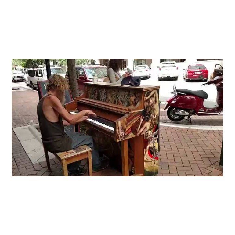 Video viral | Un indigente conquistó la web tocando el piano