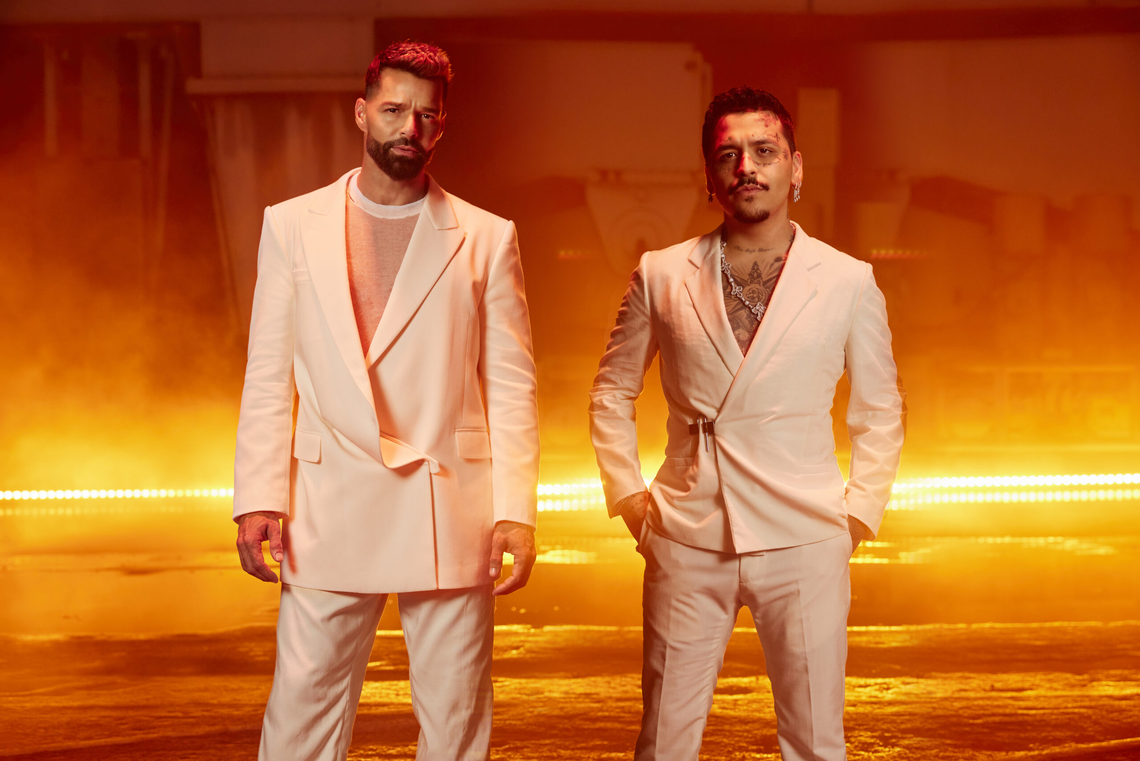 Ricky Martin y Christian Nodal reversionaron Fuego de Noche