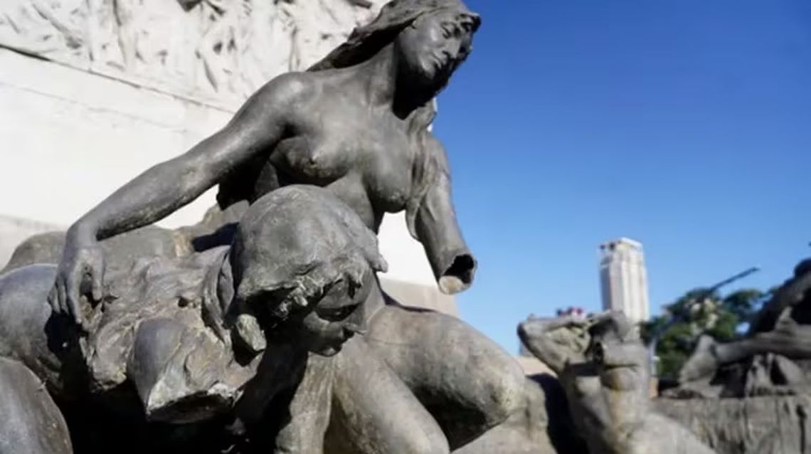 Esculturas de bronce vandalizadas en el Monumento a los Españoles del barrio de Palermo.