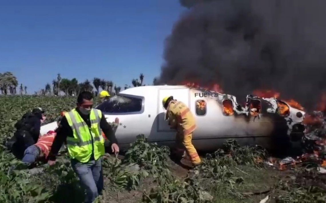 México - Murieron 7 personas tras estrellarse un avión militar