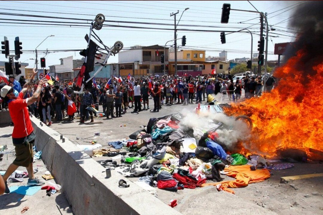 Chile: quema de pertenencias de migrantes de Venezuela. 