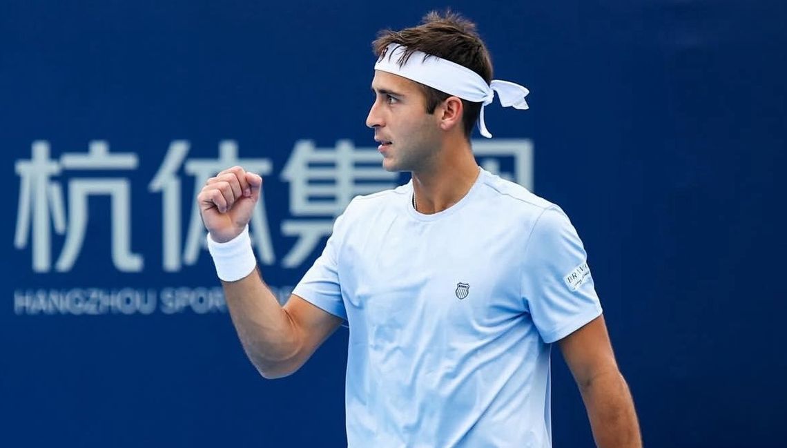 Tomás Etcheverry se impuso con autoridad al australiano Rinky Hijikata por 6-1 y 6-4 y avanzó a los cuartos de final del ATP 250 de Hangzhou.