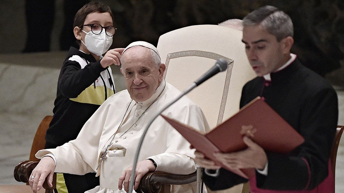 El curioso momento del Papa y un niño que le quiso robar el solideo.