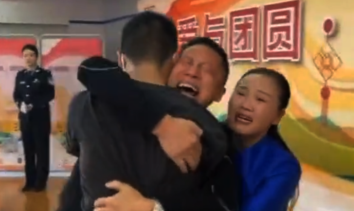 China: el reencuentro de una familia con su hijo secuestrado hace 14 años