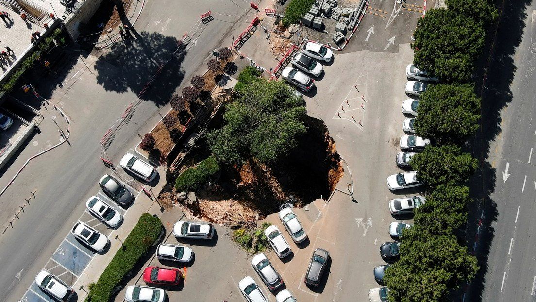 Colapsa un estacionamiento y se traga a varios autos en Jerusalén