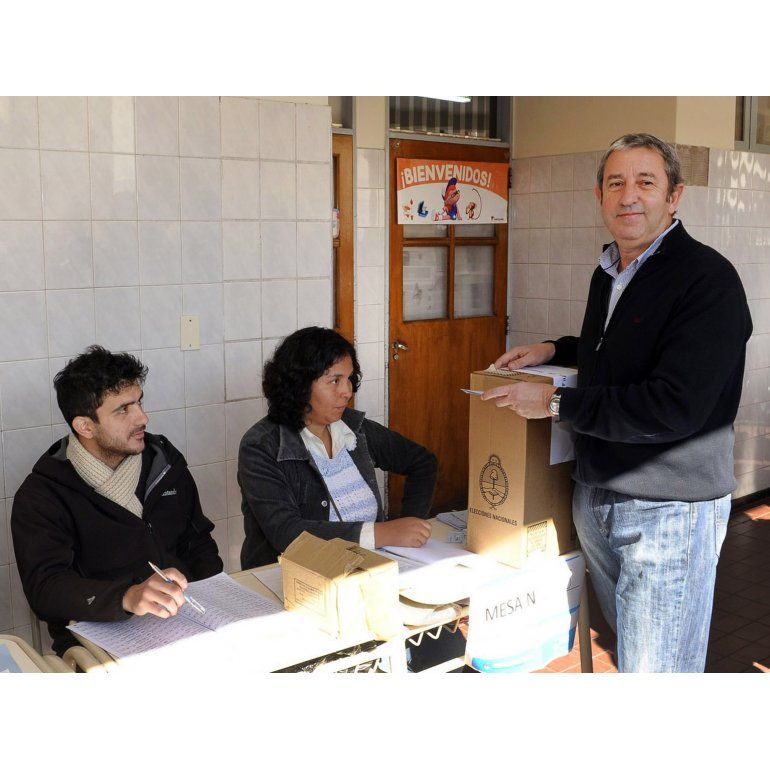 Mendoza: aplastante elección de Cobos y sorpresa del FIT
