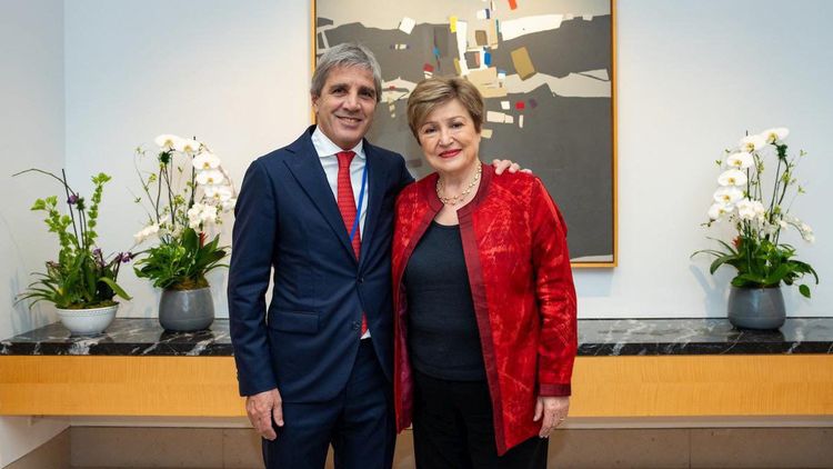 Caputo&nbsp; abrazado a Georgieva&nbsp;