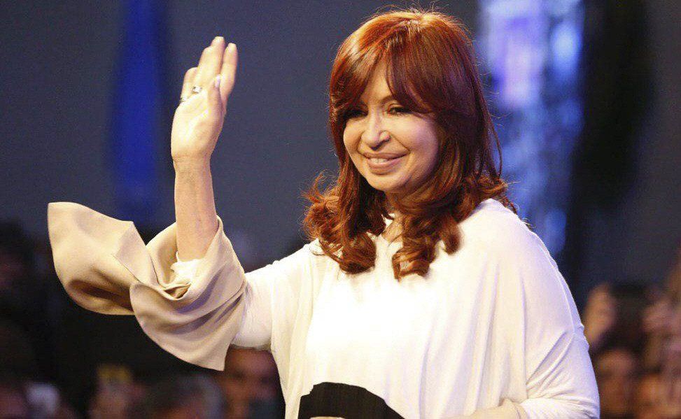 Cristina Fernández suspendió actos de campaña y viaja a Cuba para visitar a su hija.
