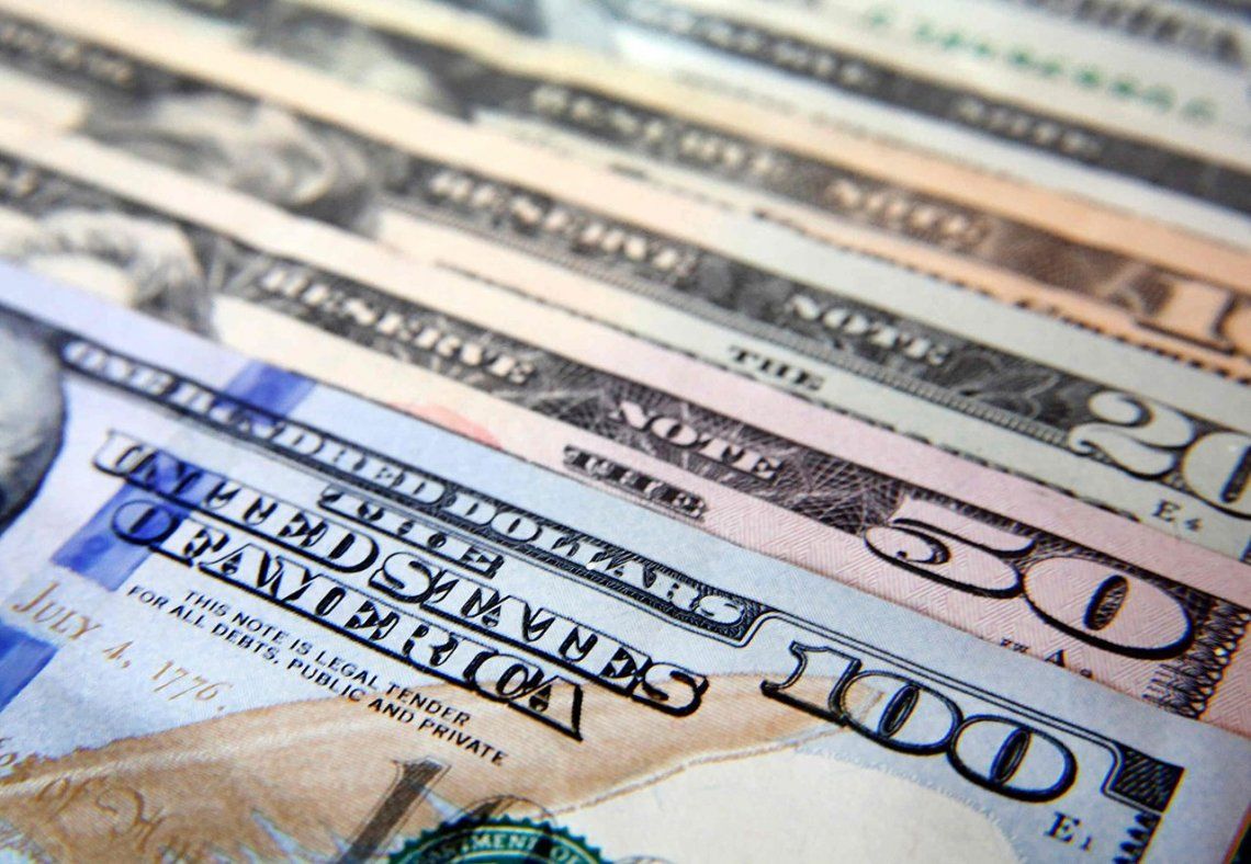 El dólar no afloja: subió 13 centavos y cerró en $17,18