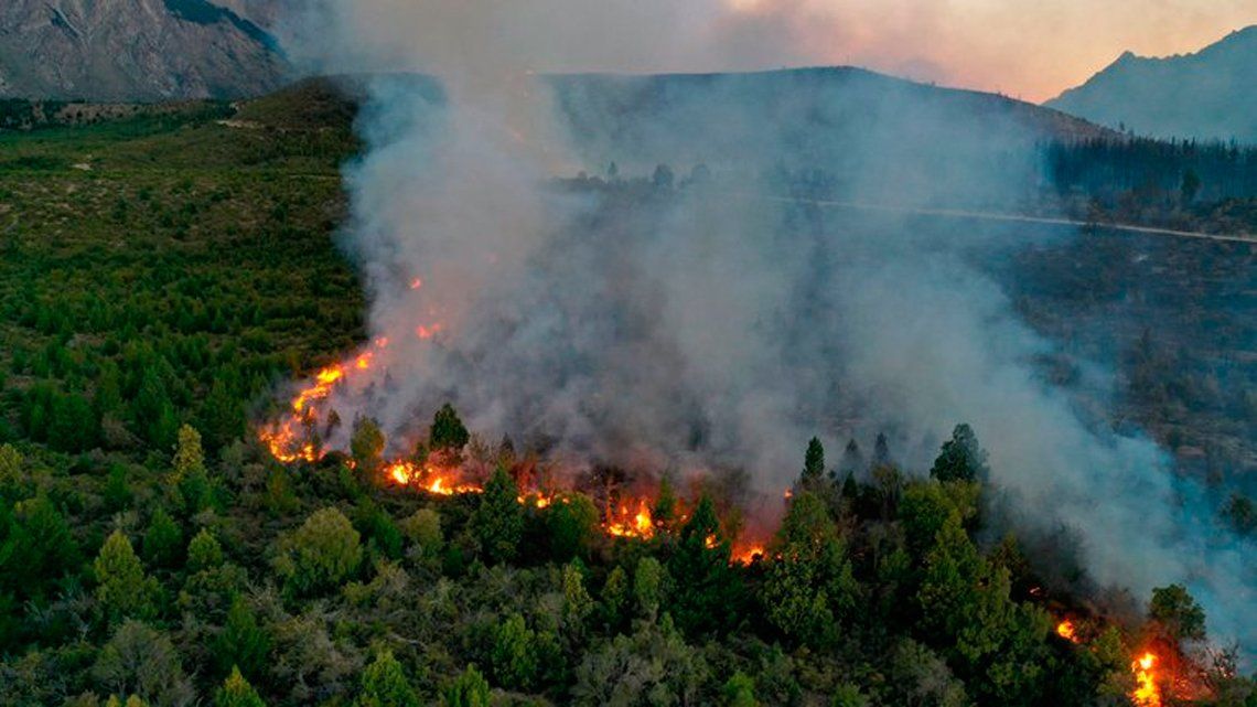 Feroz incendio forestal en El Bolson 
