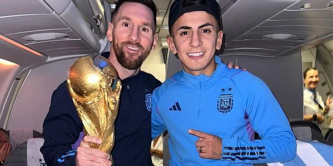 Thiago Almada junto a Lionel Messi luego de ganar la Copa del Mundo en Qatar.