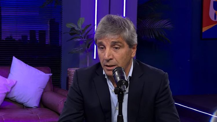 Luis Caputo, ministro de Economía, durante la entrevista que brindó este lunes. 