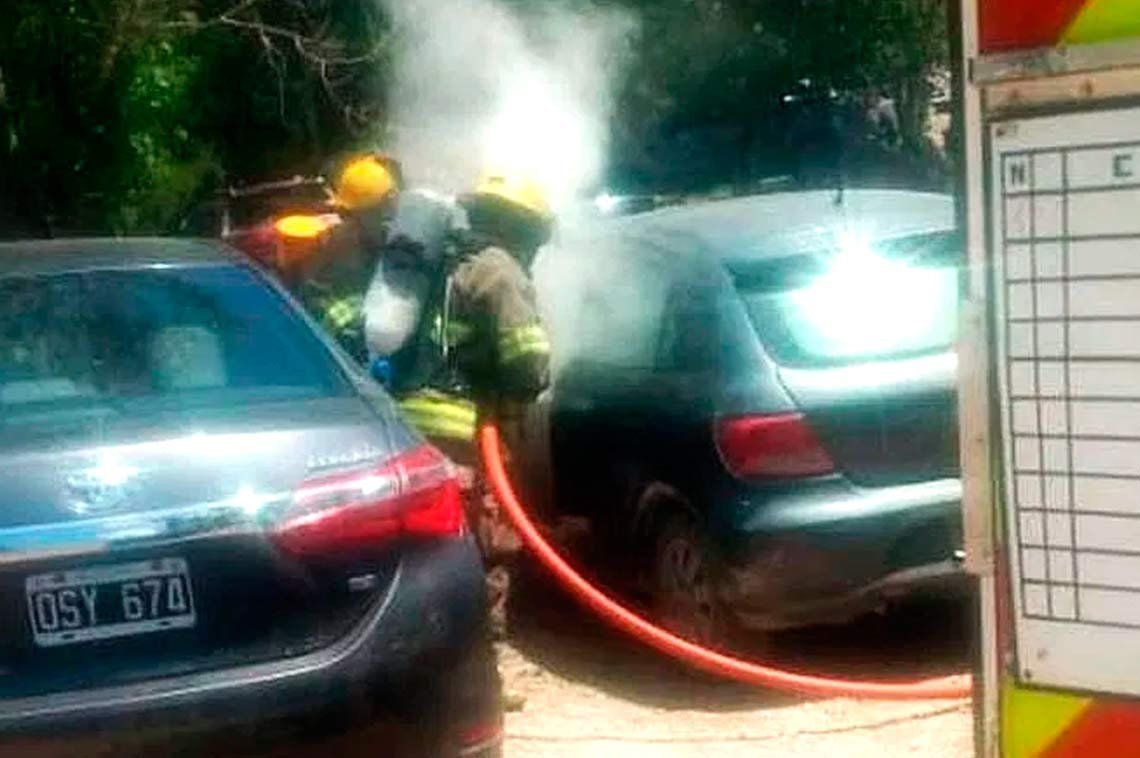 Se incendió un auto en Córdoba: llevaba las brasas para el asado en el baúl
