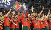 Cristiano Ronaldo levanta el trofeo de la Nations League que conquistó Portugal por segunda vez.