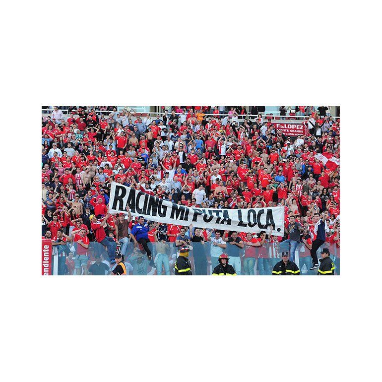 Bandera en la tribuna de Independiente contra Racing