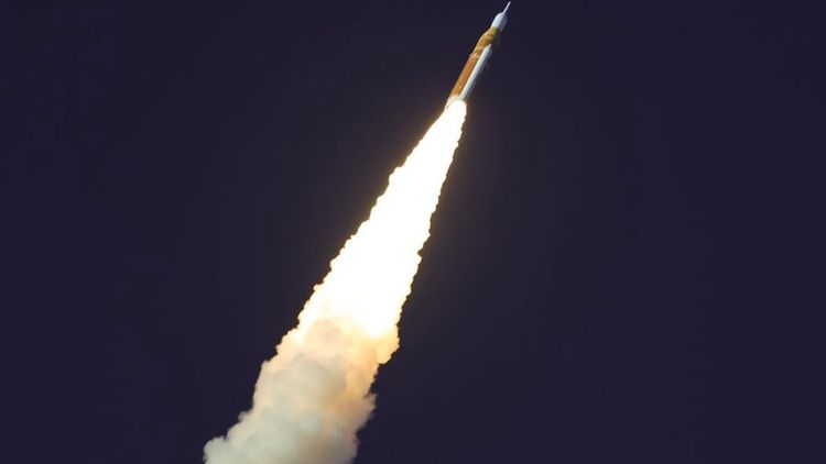 La nave Orion en su histórica misión Artemis II rumbo a la Luna. La tripulación comenzó un viaje de 10 días para probar sistemas críticos en el espacio profundo sin alunizar.